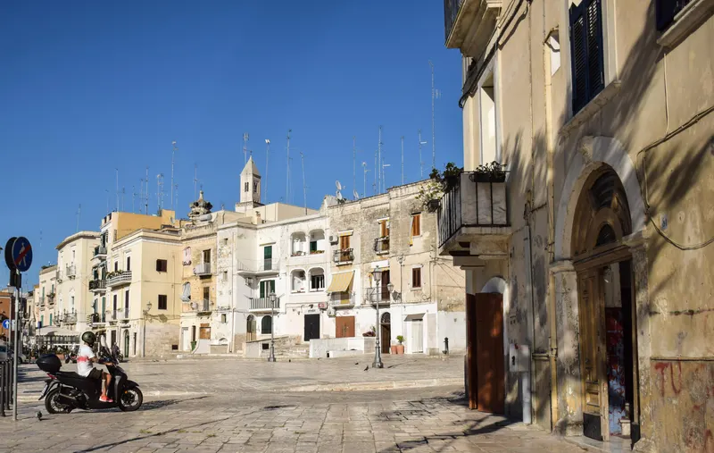 Una piazza di Bari Vecchia al sole