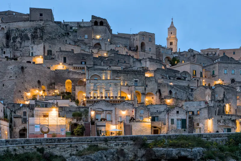 Il Sasso Barisano di Matera illuminato all'imbrunire