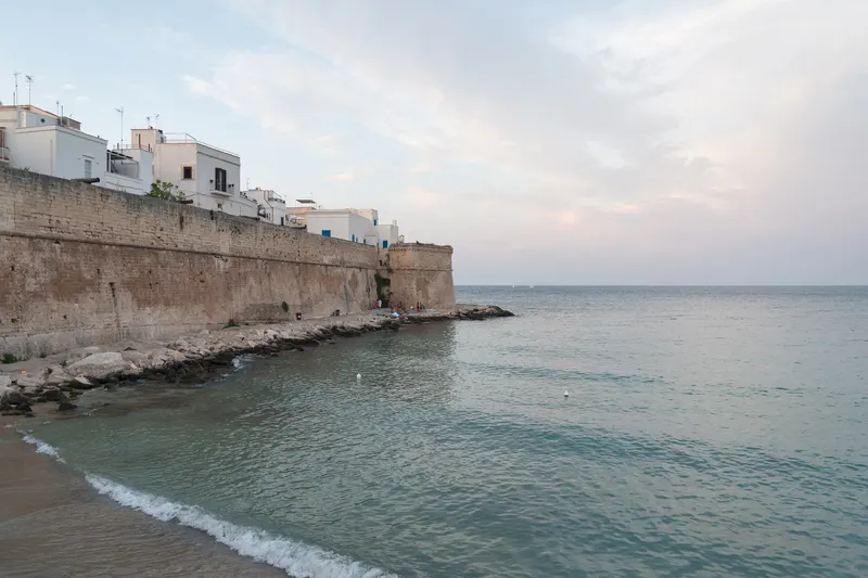 Le mura di Monopoli sul mare a Cala Porta Vecchia