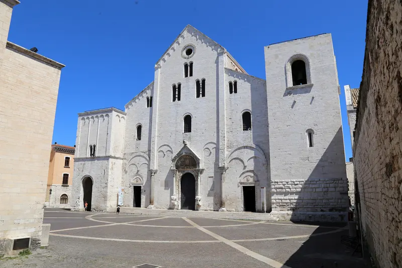 La facciata romanica della Basilica di San Nicola a Bari