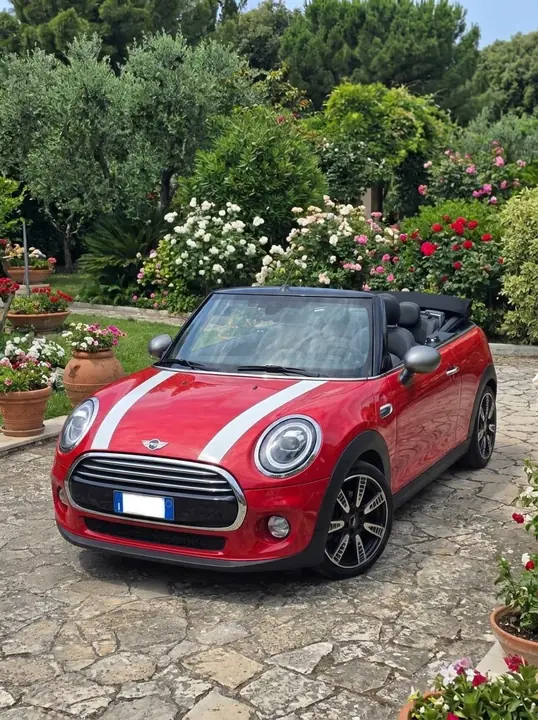 Mini Cooper Cabrio rossa a noleggio