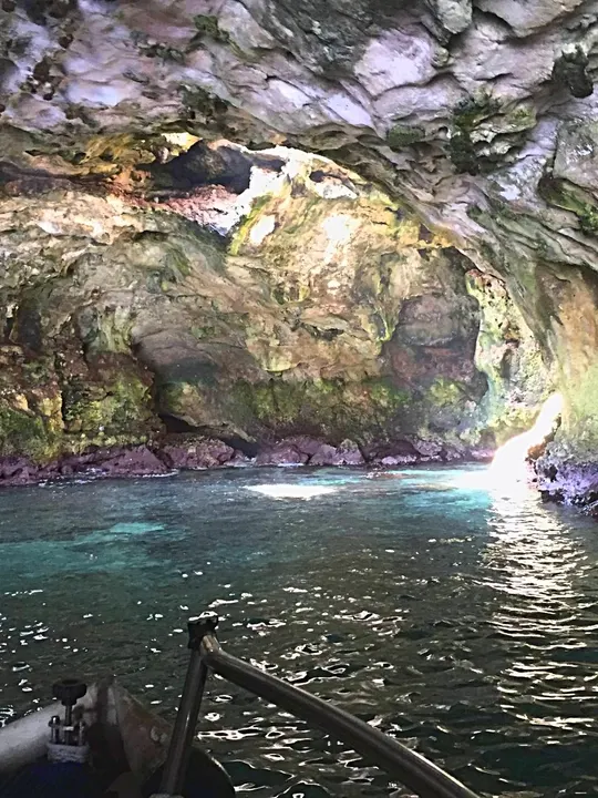 In barca in una grotta marina di Polignano a Mare