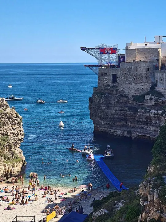 Lama Monachile durante il Red Bull Cliff Diving, Polignano a Mare
