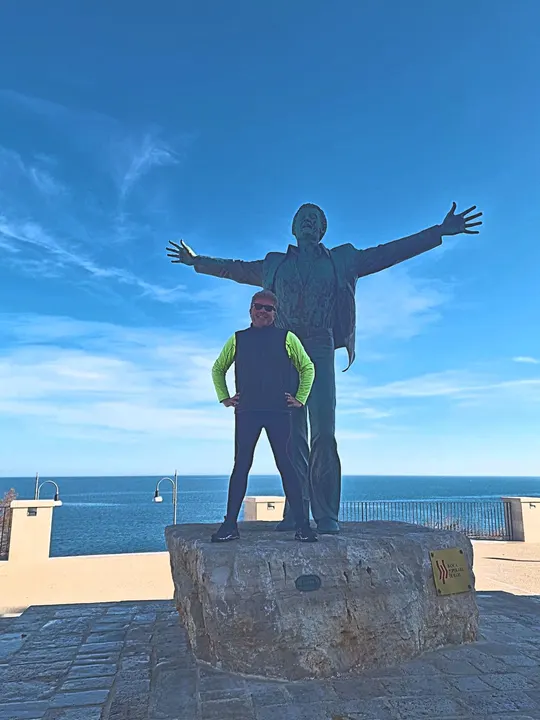 La statua di Domenico Modugno a Polignano a Mare