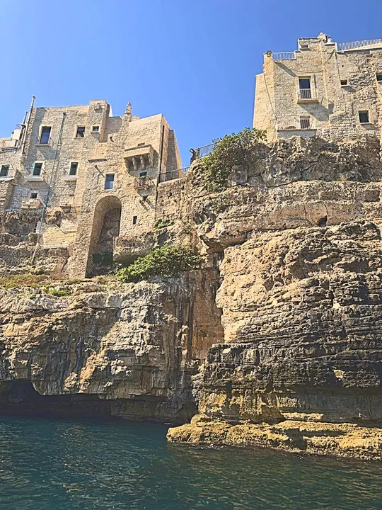 Le case del centro storico sulla scogliera, viste dal mare